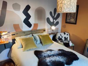 ein Schlafzimmer mit einem großen Bett und einem Stuhl in der Unterkunft La Duchesse d'Aumale in Spa