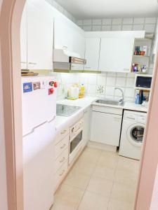 Kuchyň nebo kuchyňský kout v ubytování Precioso apartamento con piscina, y cerca de la playa