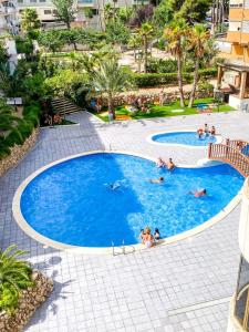 Bazén v ubytování Precioso apartamento con piscina, y cerca de la playa nebo v jeho okolí