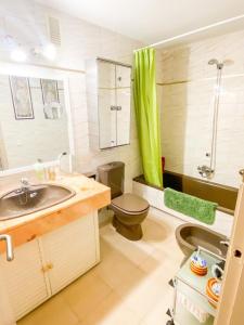 Koupelna v ubytování Precioso apartamento con piscina, y cerca de la playa