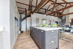 Dapur atau dapur kecil di Host & Stay - The Old Workhouse