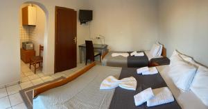 Ένα ή περισσότερα κρεβάτια σε δωμάτιο στο Ξενώνας Τσόκα 