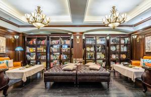 een bibliotheek met een bed in een kamer met boekenplanken bij Atour X Chongqing Jiefangbei pedestrian Street in Chongqing