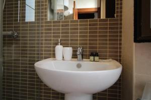 biała umywalka w łazience z lustrem w obiekcie Del Parque Flats Alvarez Suite w Maladze