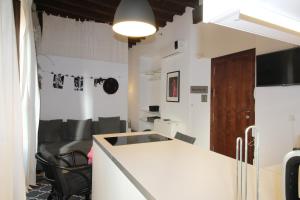 kuchnia i salon z białym blatem w obiekcie Del Parque Flats Alvarez Suite w Maladze
