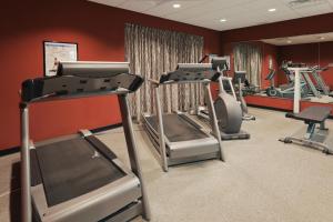 Fitnes oz. oprema za telovadbo v nastanitvi Holiday Inn Hotel & Suites Lima, an IHG Hotel