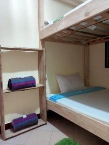 2 Etagenbetten nebeneinander in der Unterkunft Swahili House & Art in Arusha