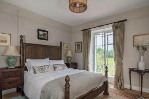 Una cama o camas en una habitación de Henge Estate - Large Manor with ensuite double rooms, hot tub and tennis court