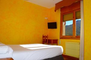 TV a/nebo společenská místnost v ubytování HOSTAL RIO ARA BELLOSTA by Vivere Stays