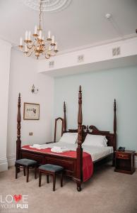 a bedroom with a bed and two lamps at Keppels Head Hotel in Portsmouth