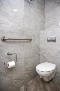 Un baño con inodoro y ducha. en Apartments4you Leonardo 11, en Bat Yam 23 fotos más