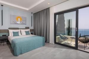 um quarto com uma cama e uma varanda em Luxury Villa Helios 5* em Dubrovnik