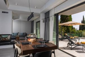 una sala da pranzo e un soggiorno con tavolo e sedie di Luxury Villa Helios 5* a Dubrovnik