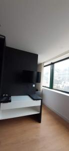 1 dormitorio con cama y ventanas en blanco y negro en NEW!! Galé 404 Center Apartment (wifi, parking...) en Oporto