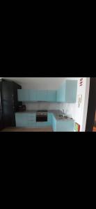 una cocina con armarios azules y fregadero en NEW!! Galé 404 Center Apartment (wifi, parking...) en Oporto