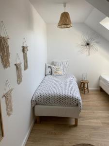 Un pat sau paturi într-o cameră la Le Presbytère des Baraques à Blériot-Plage - Apt 3