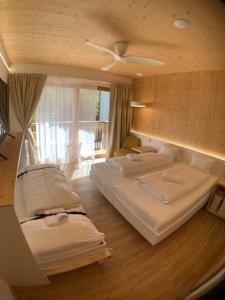 เตียงในห้องที่ Seehotel am Hallstättersee modern rooms