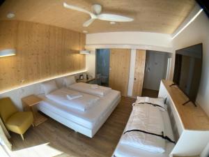 um quarto grande com uma cama e um sofá em Seehotel am Hallstättersee modern rooms em Obertraun