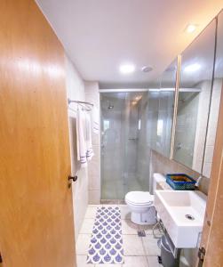 Marulhos Resort Flat Vista Mar في بورتو دي غالينهاس: حمام مع دش ومرحاض ومغسلة