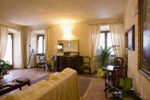 ベヴェリーノにあるLa Campana D'Oroのリビングルーム(ソファ、椅子、窓付)