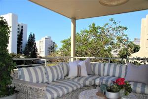 - un canapé installé au-dessus d'une terrasse dans l'établissement Luxury Apartment in Umhlanga Rocks, à Durban