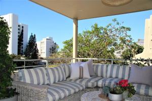 ダーバンにあるLuxury Apartment in Umhlanga Rocksのソファ(パティオの上に座る)