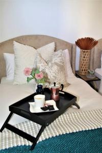 een zwarte salontafel met een dienblad op een bed bij Luxury Apartment in Umhlanga Rocks in Durban