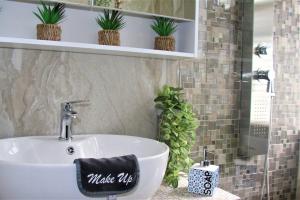 Koupelna v ubytování Luxury Apartment in Umhlanga Rocks