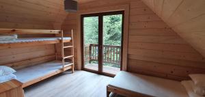 Tempat tidur susun dalam kamar di Domki Brenna Leśnica chatka ze spa