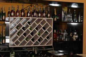 een bar met een rek aan wijnflessen bij Princ Plaza Hotel in Jerevan