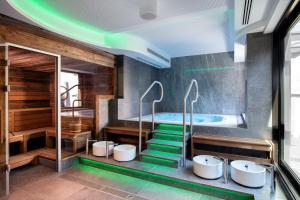 een badkamer met 4 wastafels en een bad bij Holiday Inn - Osnabrück, an IHG Hotel in Osnabrück
