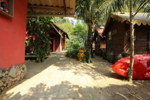 a courtyard of a house with palm trees and a building at Acorde eco in Angra dos Reis