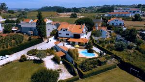 uma vista aérea de uma casa com um quintal em Casa da Joana, Quinta Carmo - Alcobaça/Nazaré em Alcobaça