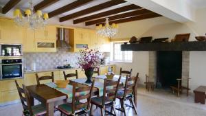 uma cozinha e sala de jantar com mesa e cadeiras em Casa da Joana, Quinta Carmo - Alcobaça/Nazaré em Alcobaça