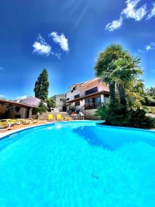 une grande piscine en face d'une maison dans l'établissement Casa da Joana, Quinta Carmo - Alcobaça/Nazaré, à Alcobaça