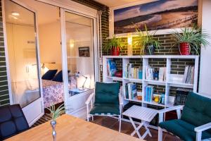 Habitación con estantería con libros en Green Suites Miengo - Apto Completo en Miengo