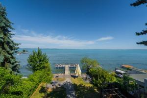 vistas a una gran masa de agua en Anna Beach Villa, en Siófok