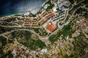 uma vista aérea de uma cidade ao lado da água em Luxury Villa Helios 5* em Dubrovnik