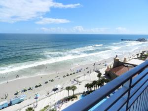 戴通納海灘的住宿－13th Floor 1 BR Resort Condo Direct Oceanfront Wyndham Ocean Walk Resort Daytona Beach 1302，阳台享有海滩和大海的景致。