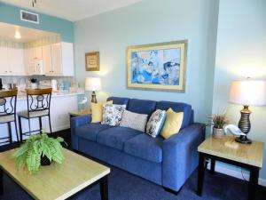 Зона вітальні в 13th Floor 1 BR Resort Condo Direct Oceanfront Wyndham Ocean Walk Resort Daytona Beach 1302