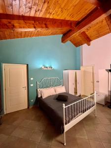 1 dormitorio con cama y pared azul en La Casa delle Favole en Fossano