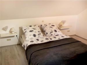 1 dormitorio con 1 cama con 2 almohadas en Ferienwohnung Lenneblick en Plettenberg