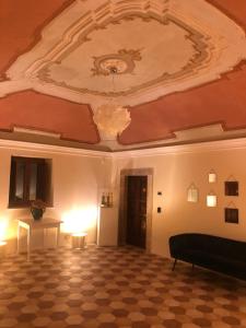 a room with a ceiling with a couch and a table at Dimora dell'Arte-CantinArte in Navelli