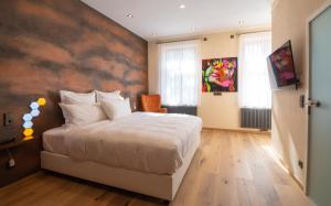 Un dormitorio con una cama blanca y una pintura en la pared en Liebknecht 13 en Bernburg