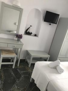 TV a/nebo společenská místnost v ubytování Nostos Studios + 37 fotografií