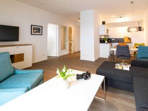 een woonkamer met een bank en een tafel bij Hafenspitze App 04 in Wismar
