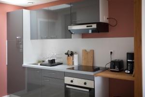 Una pequeña cocina con fregadero y estufa. en Appartement de 60m2 à 2 pas du port de Paimpol, en Paimpol 12 fotos más