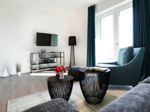 uma sala de estar com um sofá e uma televisão em Hafenspitze App 05 em Wismar