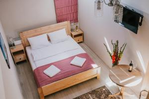 a small bedroom with a bed and a table at DReAM Garden Palace in Kraków