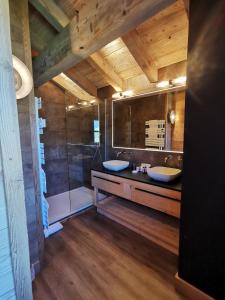 Ванная комната в Chalet Jardin d'Angèle Chambres d'hôtes